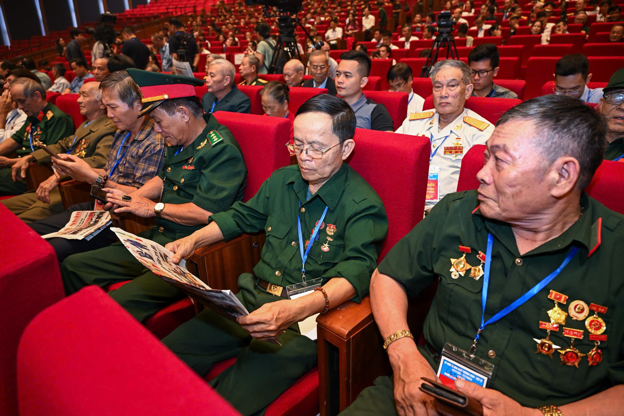 Báo Nhân Dân đến tay các đại biểu người có công, nhân chứng lịch sử. bao-nhan-dan-tai-hoi-nghi-2.jpg