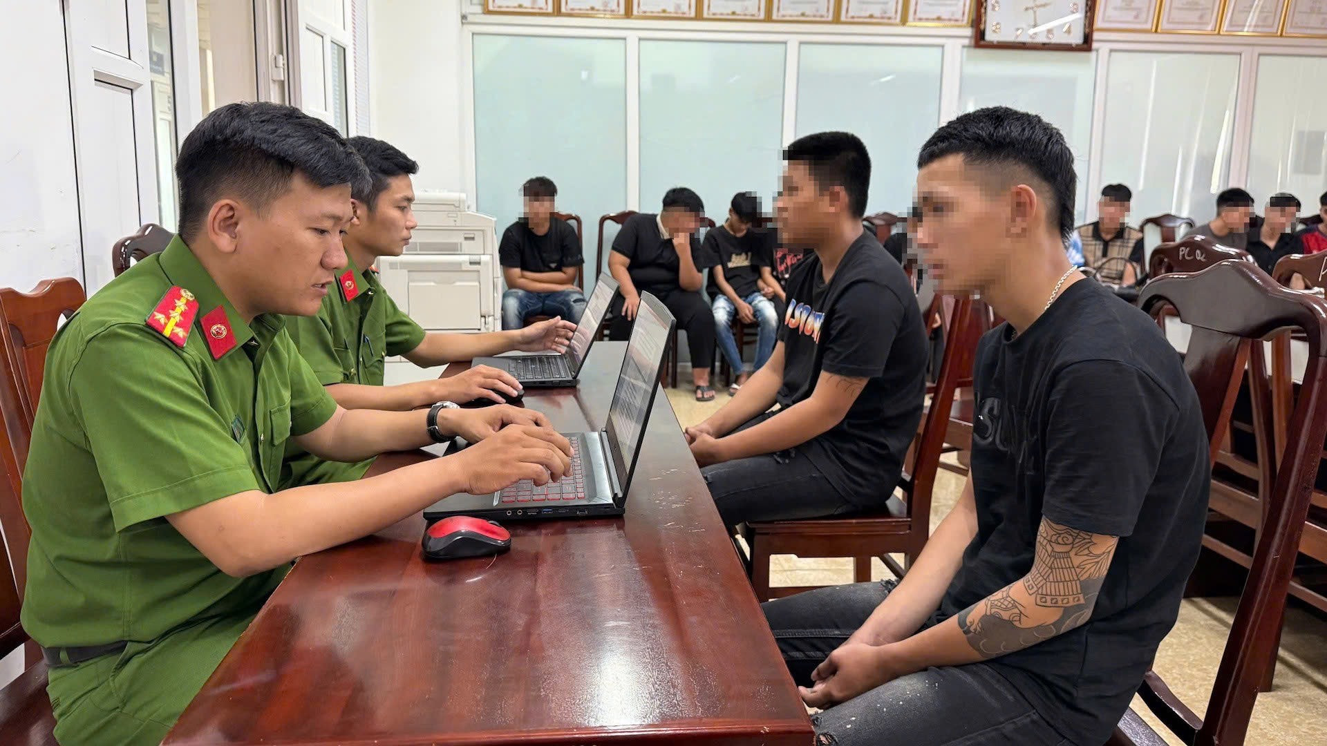 Cán bộ Phòng Cảnh sát hình sự lấy lời khai đối tượng. cshs4-img-1414.jpg