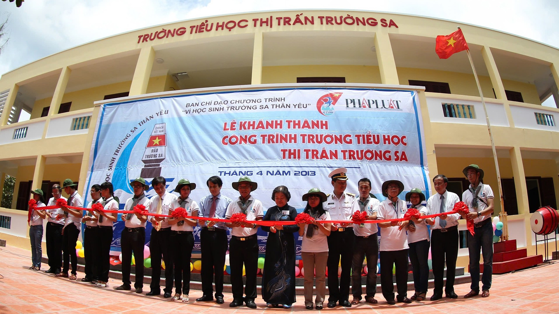 Quỹ học bổng Vừ A Dính khánh thành Trường tiểu học Trường Sa, đặt tại thị trấn Trường Sa, tỉnh Khánh Hòa (cũ) vào tháng 4/2013. khai-truong-truong-tieu-hoc-thi-tran-truong-sa-quy-hoc-bong-vu-a-dinh.jpg