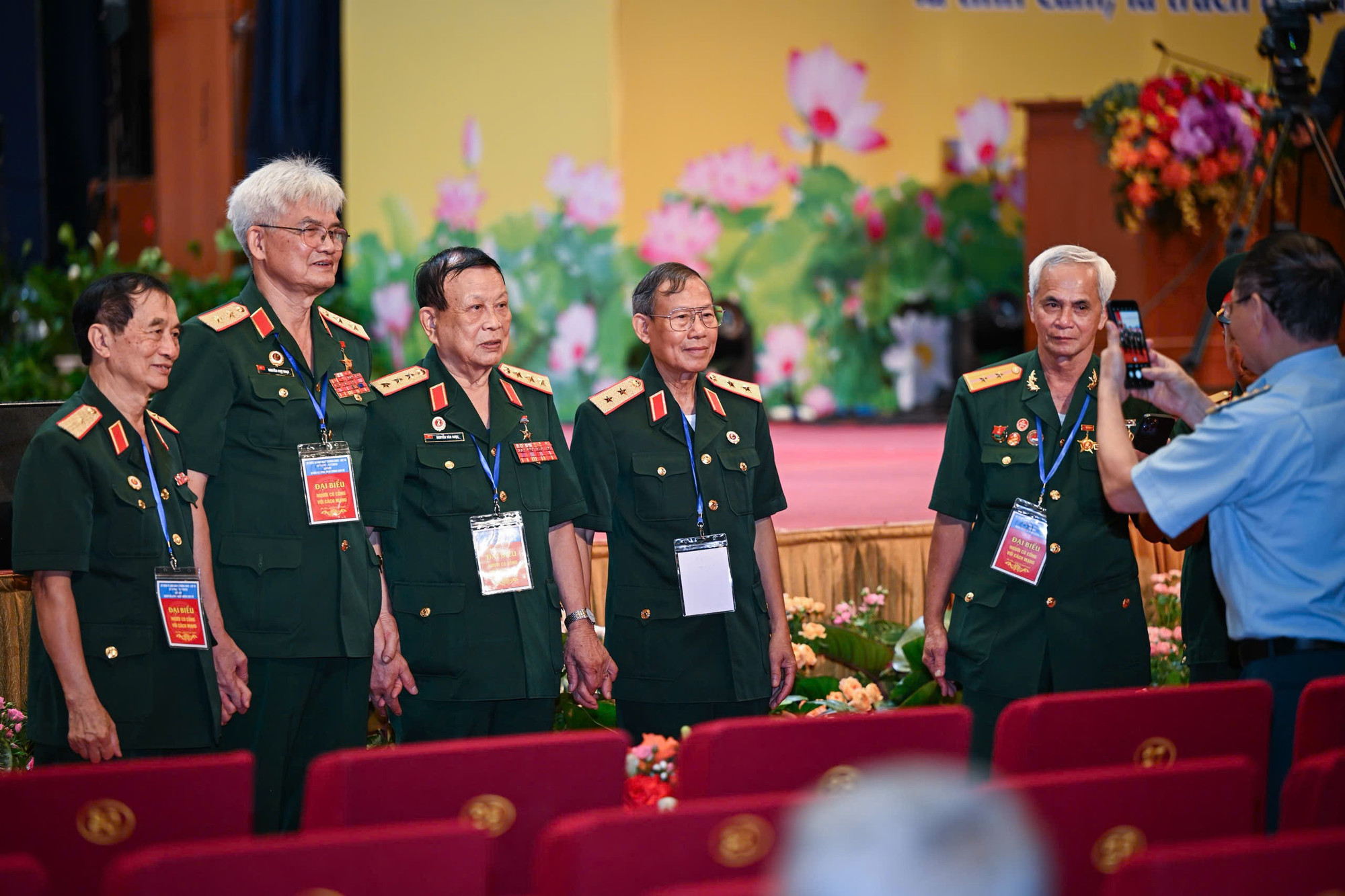 Các đại biểu chia sẻ những hình ảnh kỷ niệm tại chương trình. nguoi-co-cong.jpg