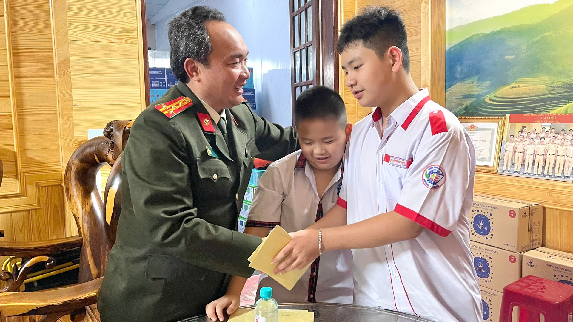 Đồng chí Trương Minh Đương, Giám đốc Công an tỉnh Lâm Đồng, trao quà cho các cháu là con liệt sĩ Nguyễn Khắc Thường nhân dịp năm học mới. cald-anh1.jpg