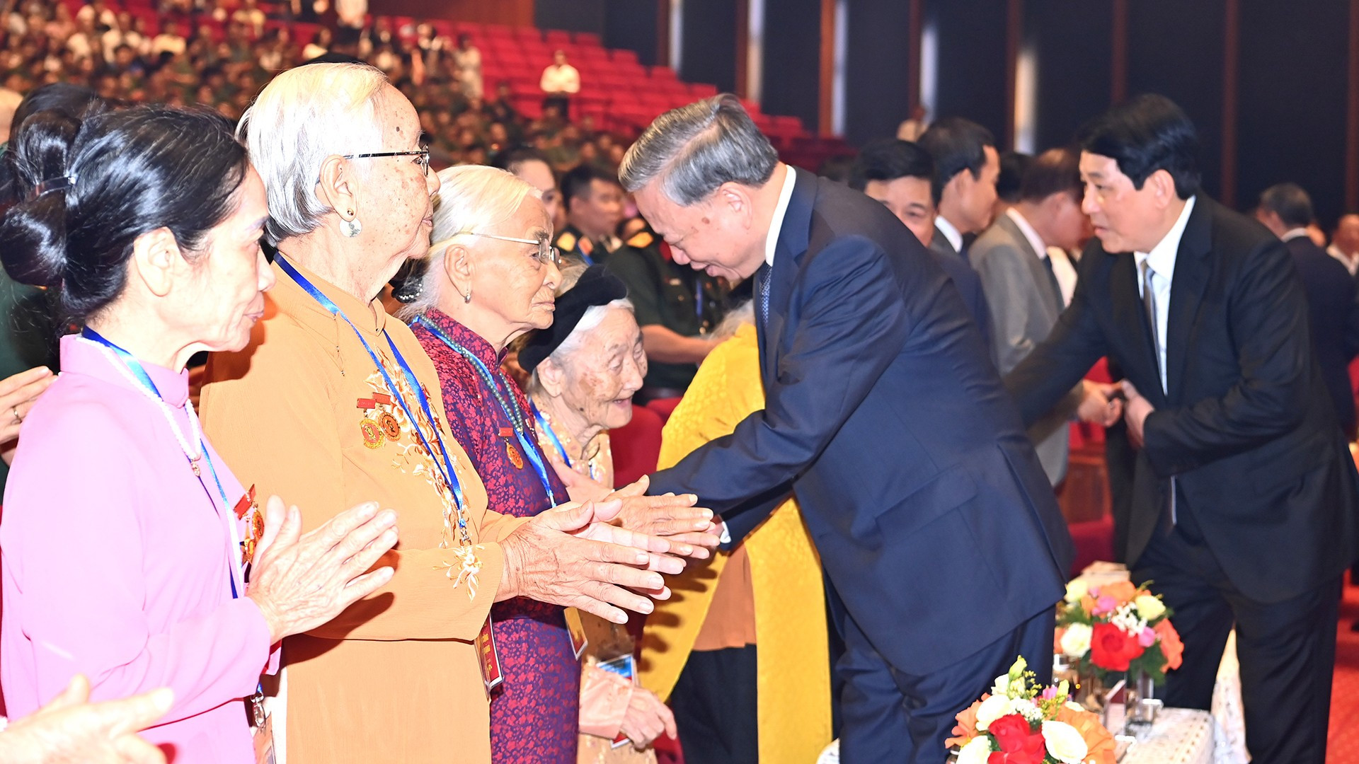 Tổng Bí thư Tô Lâm và các đồng chí lãnh đạo Đảng, Nhà nước thăm hỏi các Bà mẹ Việt Nam Anh hùng, người có công, nhân chứng lịch sử tiêu biểu tại chương trình Gặp mặt.
