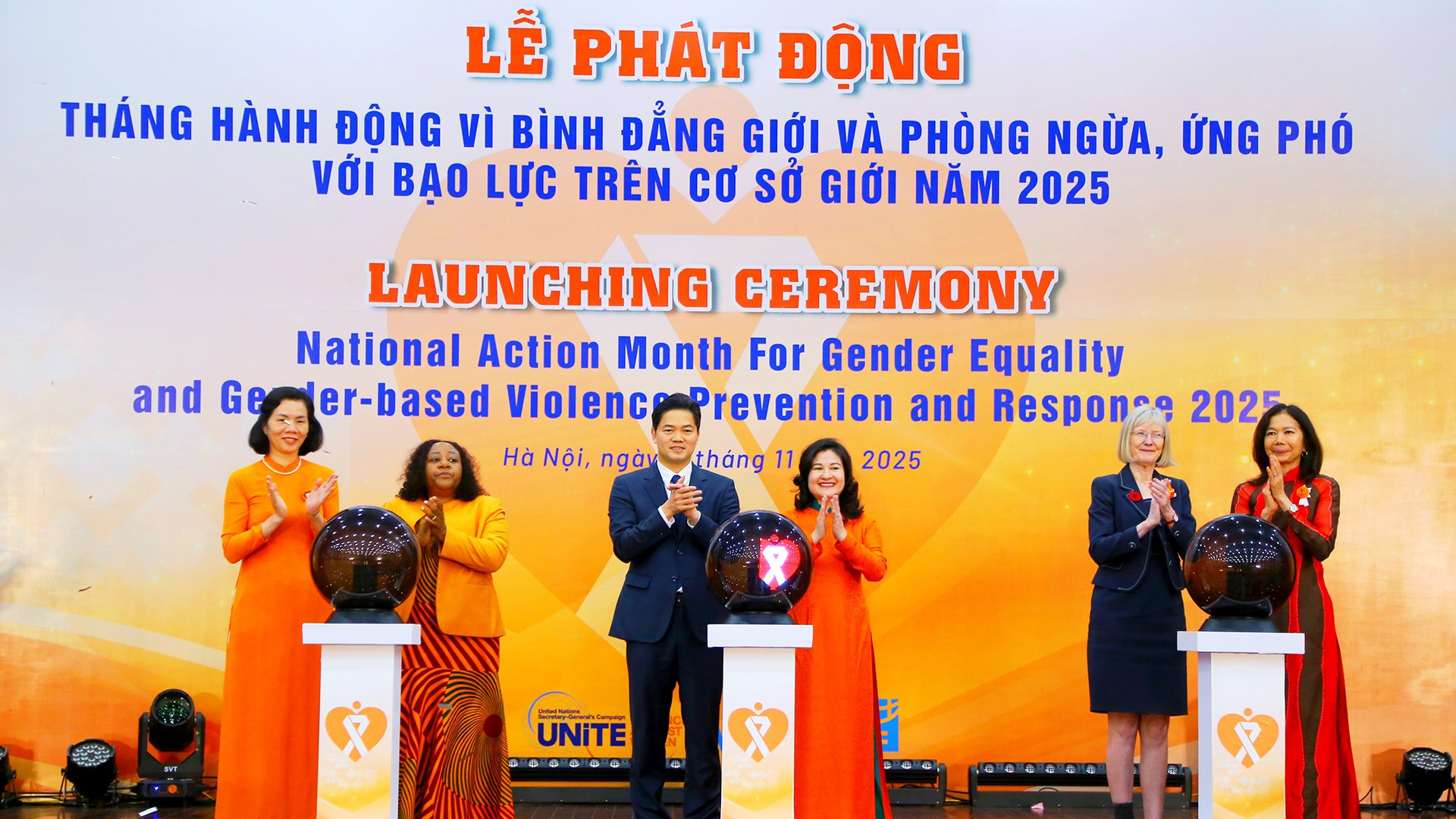 Các đại biểu thực hiện nghi thức phát động Tháng hành động vì bình đẳng giới và phòng ngừa, ứng phó với bạo lực trên cơ sở giới năm 2025.