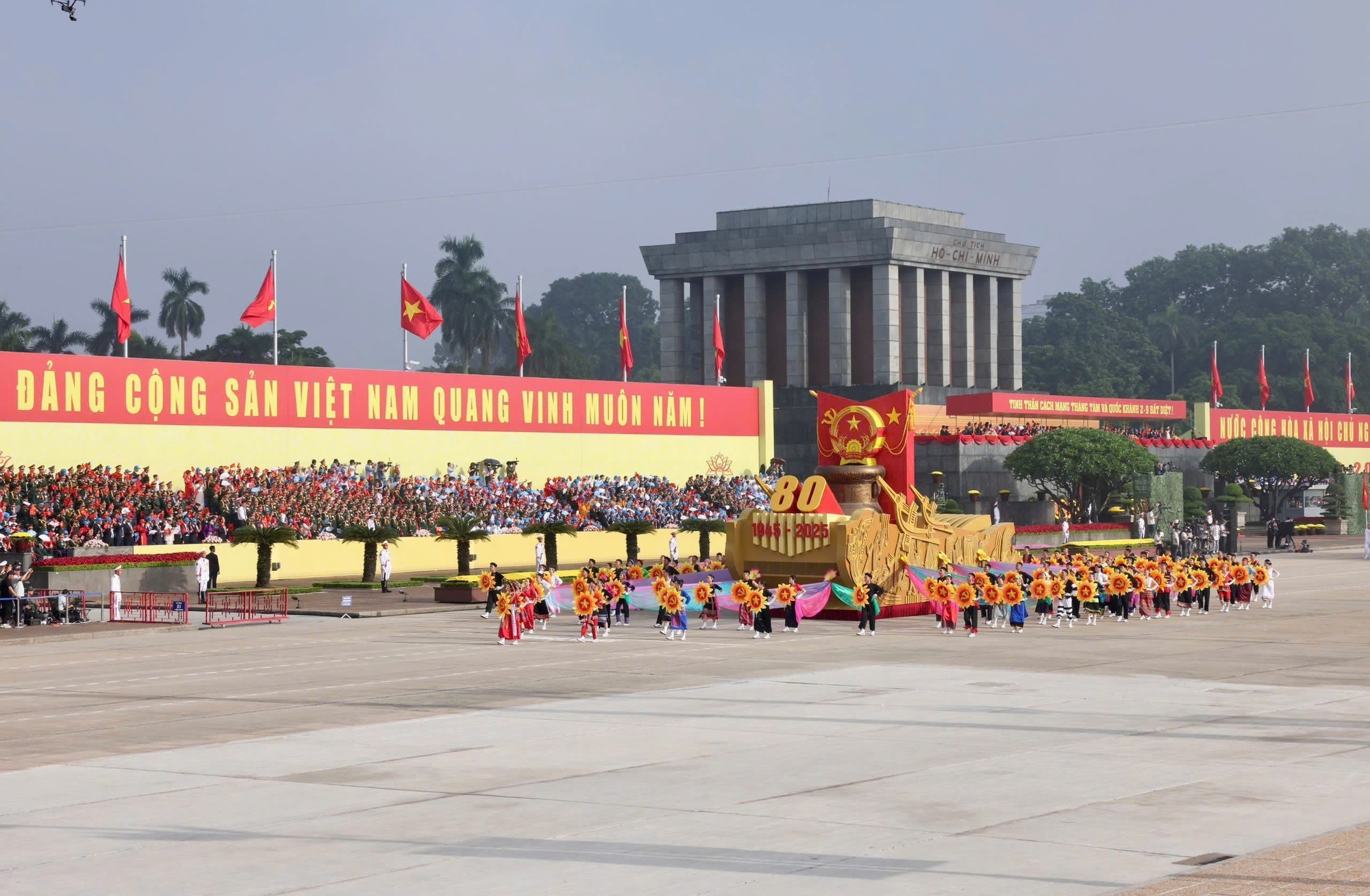 Xe mang hình Quốc huy nước Cộng hòa xã hội chủ nghĩa Việt Nam. (Ảnh TTXVN) xe-quoc-huy-1.jpg