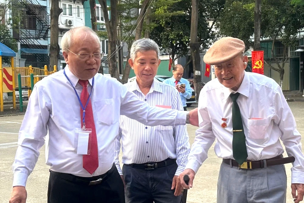 Đại tá Nguyễn Văn Tàu (biệt danh Tư Cang, 98 tuổi, bên phải), từng tham gia bỏ phiếu trong cuộc Tổng tuyển cử đầu tiên của nước ta năm 1946, đến trực tiếp bỏ phiếu tại khu vực bầu cử số 53 (phường Thạnh Mỹ Tây, TP Hồ Chí Minh).