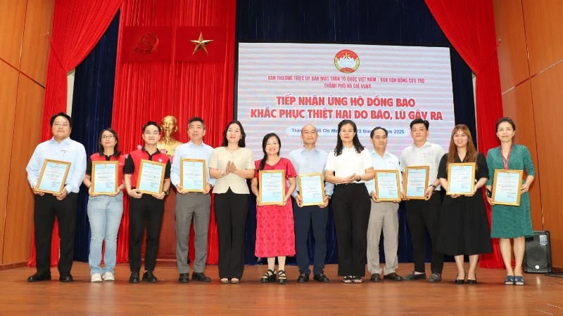 Bà Trương Thị Bích Hạnh trao thư cảm ơn đến đơn vị ủng hộ đồng bào bị thiệt hại bởi bão, lũ. 