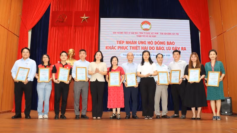 Bà Trương Thị Bích Hạnh trao thư cảm ơn đến đơn vị ủng hộ đồng bào bị thiệt hại bởi bão, lũ. 