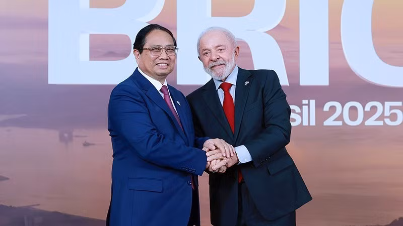 Tổng thống Cộng hòa Liên bang Brazil Lula da Silva đón Thủ tướng Phạm Minh Chính tham dự Hội nghị Thượng đỉnh BRICS mở rộng năm 2025. (Ảnh: TTXVN)