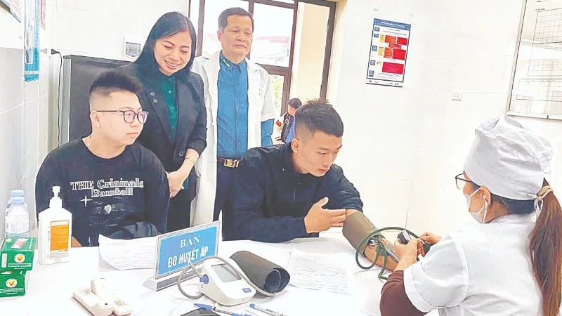 Lãnh đạo xã Triệu Việt Vương (Hưng Yên) động viên thanh niên đến khám tuyển nghĩa vụ quân sự.