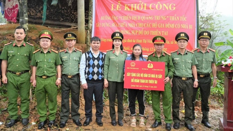 Công an tỉnh Quảng Ngãi khởi công xây dựng nhà cho gia đình bà Đinh Thị Vôn ở thôn Tan Via, xã Sơn Tây. (Ảnh: QUANG THÀNH)