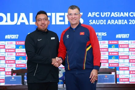 Huấn luyện viên Cristiano Roland của U17 Việt Nam (phải) và huấn luyện viên Ashraf Ariffin của U17 Singapore tại buổi họp báo. (Ảnh: VFF)