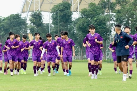 Các cầu thủ U17 Việt Nam tập luyện tại Trung tâm Đào tạo Bóng đá trẻ PVF. (Ảnh: VFF)
