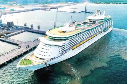 Tại Chân Mây, cảng vừa phục vụ hàng hóa, vừa đón du lịch tàu biển quốc tế