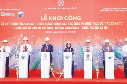 Các đại biểu bấm nút khởi công Dự án thành phần 3: đầu tư xây dựng đường cao tốc thuộc dự án đầu tư xây dựng đường vành đai 4-Vùng Thủ đô