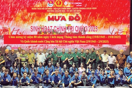 Hội viên Hội Cựu chiến binh, đoàn viên thanh niên phường Khánh Hội sau buổi chiếu phim Mưa Đỏ. (Ảnh MẠNH HẢO)