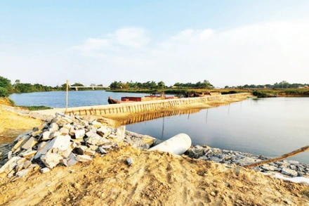 Đập thời vụ ngăn mặn trên sông Vĩnh Điện ở phường Điện Bàn Đông, thành phố Đà Nẵng