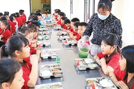 Học sinh Trường tiểu học Đại Thịnh A (xã Quang Minh) trong giờ ăn trưa. (Ảnh NGUYỄN QUANG)