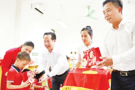 Lãnh đạo Sở Giáo dục và Đào tạo Hà Nội tặng quà cho học sinh Trường mầm non Minh Châu