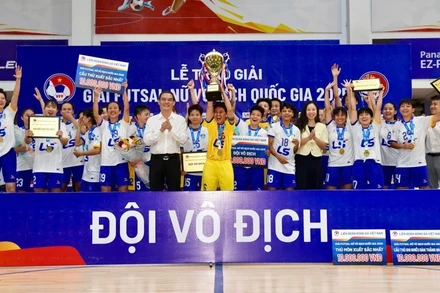 Ban tổ chức trao thưởng cho đội vô địch là Thái Sơn Nam Thành phố Hồ Chí Minh.