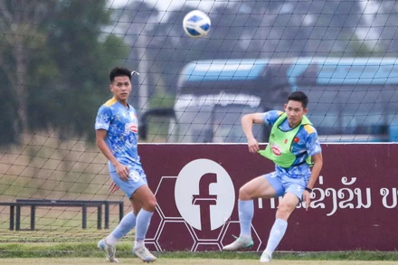 Tiền vệ Nguyễn Hai Long (phải) nỗ lực tập luyện cùng các đồng đội. (Ảnh: VFF)