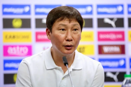 Huấn luyện viên Kim Sang Sik tại buổi họp báo sau trận thua 0-4 trước Malaysia. (Ảnh: VFF)