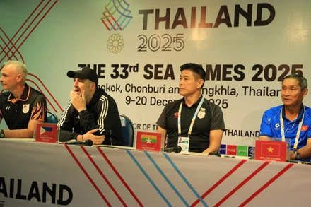 Huấn luyện viên Mai Đức Chung cùng huấn luyện viên các đội tuyển nữ Malaysia, Philippines và Myanmar tại buổi họp báo. (Ảnh: VFF)