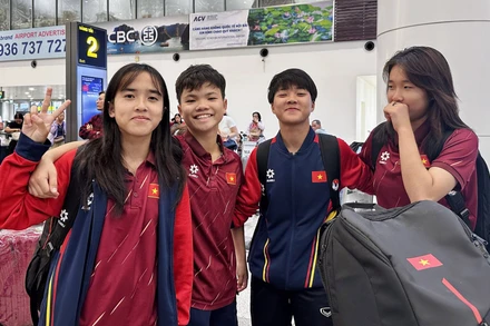Các thành viên đội tuyển U17 nữ Việt Nam tại sân bay Nội Bài. (Ảnh: VFF)