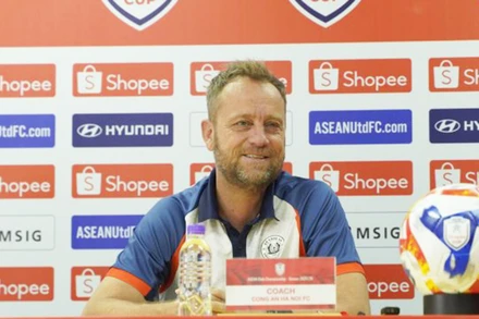 Huấn luyện viên Mano Polking chia sẻ tại buổi họp báo. 