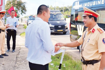 Đội Cảnh sát Giao thông đường bộ số 3-Quốc lộ 13 kiểm tra việc chấp hành Luật Giao thông đường bộ trên Quốc lộ 13 đoạn qua xã Tân Khai, tỉnh Đồng Nai