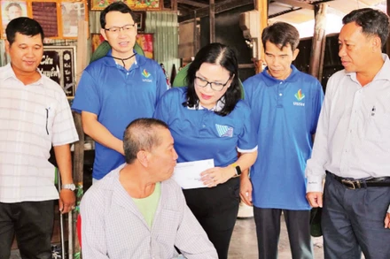 GS, TS Ngô Thị Phương Lan, Hiệu trưởng Trường đại học Khoa học xã hội và Nhân văn cùng giảng viên, sinh viên trẻ thăm người có công ở An Giang.