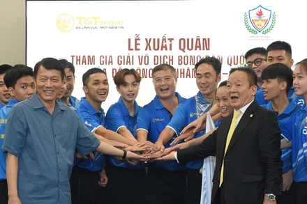 Bộ trưởng Công an, Đại tướng Lương Tam Quang cùng doanh nhân Đỗ Quang Hiển và huấn luyện viên, vận động viên Công an nhân dân T&T tại Lễ xuất quân tham gia Giải bóng bàn các đội mạnh quốc gia 2025. 