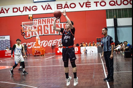Ngoại binh người Mông Cổ Ganbat Chinbold ném xa ghi 3 điểm cho Danang Dragons. (Ảnh: VBA)
