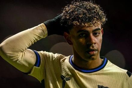 Lamine Yamal cùng các đồng đội bất lực trước sự hưng phấn của Atletico Madrid. (Ảnh: Barca FC)