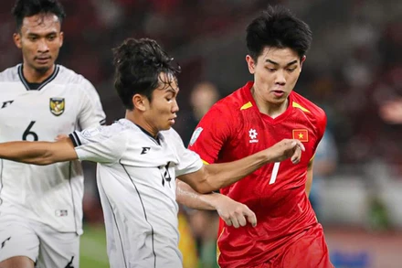 Đình Bắc đi bóng trước cầu thủ U23 Indonesia. (Ảnh: VFF)