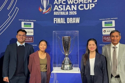 Các đại diện của đội tuyển nữ Việt Nam tham dự lễ bốc thăm. (Ảnh: VFF)