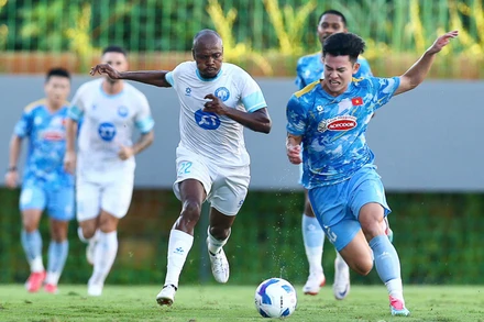 Đội tuyển bóng đá nam Việt Nam (áo xanh) nhận kết quả thua 0-4 trước 11 ngoại binh của Thép Xanh Nam Định. (Ảnh: VFF)