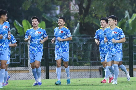Nguyễn Ngọc Mỹ (thứ hai từ trái qua) tập luyện cùng các đồng đội U23 Việt Nam. (Ảnh: VFF)