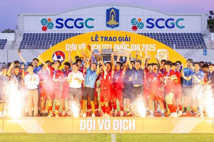 U21 PVF nâng cao chiếc cúp vô địch. (Ảnh: VFF)