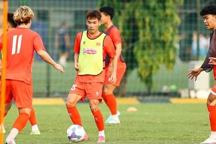 Tiền vệ trẻ Lê Văn Thuận tập luyện cùng các đồng đội U22 Việt Nam. (Ảnh: VFF)