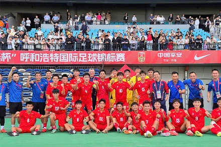 Các thành viên đội tuyển U16 Việt Nam cùng người hâm mộ tại thành phố Hohhot (Nội Mông, Trung Quốc). (Ảnh: VFF)