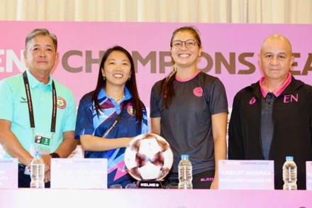 Huấn luyện viên Nguyễn Hồng Phẩm và cầu thủ Huỳnh Như tại buổi họp báo. (Ảnh: VFF)