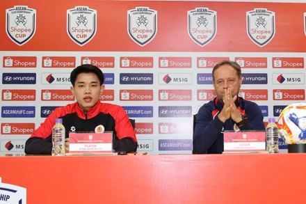 Huấn luyện viên Mano Polking và cầu thủ Nguyễn Đình Bắc tại buổi họp báo trước trận đấu. (Ảnh: VFF)