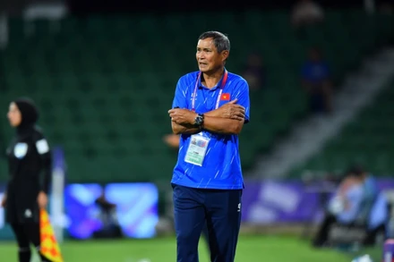 Huấn luyện viên Mai Đức Chung chỉ đạo trong trận đấu gặp đội tuyển nữ Ấn Độ. (Ảnh: AFC)