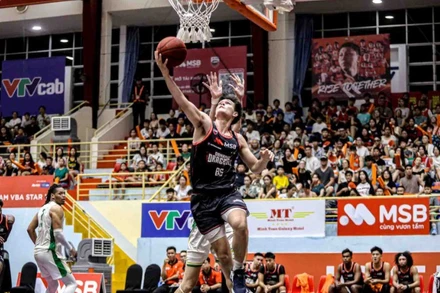 Huỳnh Andre Minh Triết đột phá và dứt điểm khó dưới rổ. (Ảnh: VBA)