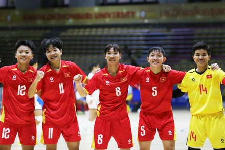 Các cô gái futsal Việt Nam ăn mừng chiến thắng ở trận chung kết. (Ảnh: VFF)