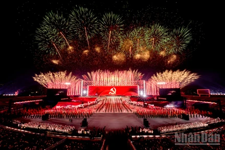 [Ảnh] Mãn nhãn màn pháo hoa "tuyệt đối điện ảnh" trên bầu trời Hà Nội mừng Đại hội XIV của Đảng thành công