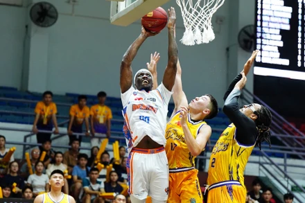 Tamyrik Fields dứt điểm cận rổ dưới áp lực của các cầu thủ Nha Trang Dolphins. (Ảnh: VBA)