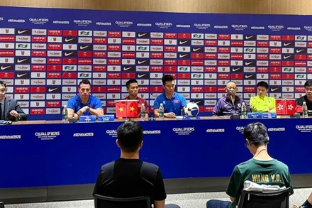 Huấn luyện viên trưởng Diego Giustozzi và đội trưởng Phạm Đức Hòa tại buổi họp báo. (Ảnh: VFF)