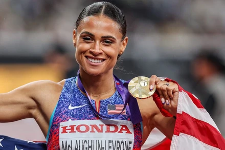 Sydney McLaughlin-Levrone ăn mừng cùng Huy chương Vàng 400 nữ tại Giải vô địch điền kinh thế giới 2025. (Ảnh: World Athletics)