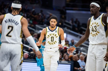 2 ngôi sao Tyrese Haliburton(giữa) và Pascal Siakam (phải) đã không thể cùng Indiana Pacers vô địch trong mùa giải này. 